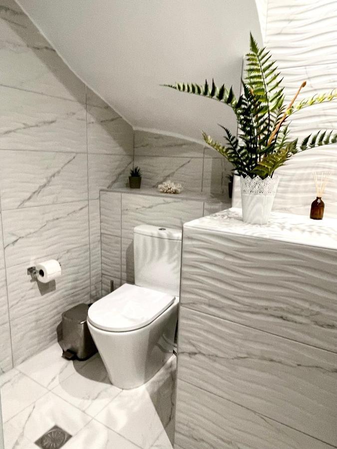 Emerald Luxury Apartments - Ath Airport Spáta المظهر الخارجي الصورة