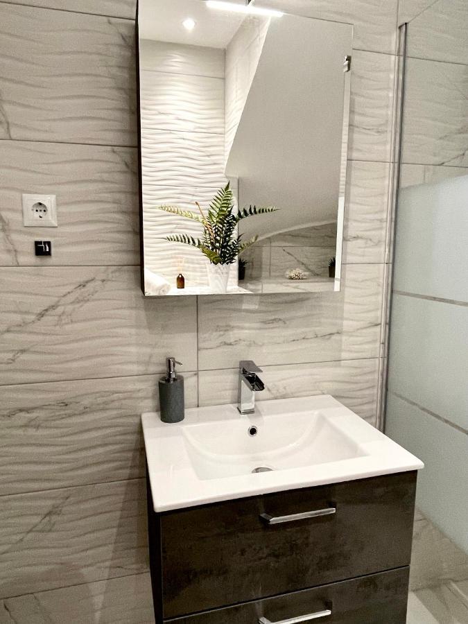 Emerald Luxury Apartments - Ath Airport Spáta المظهر الخارجي الصورة