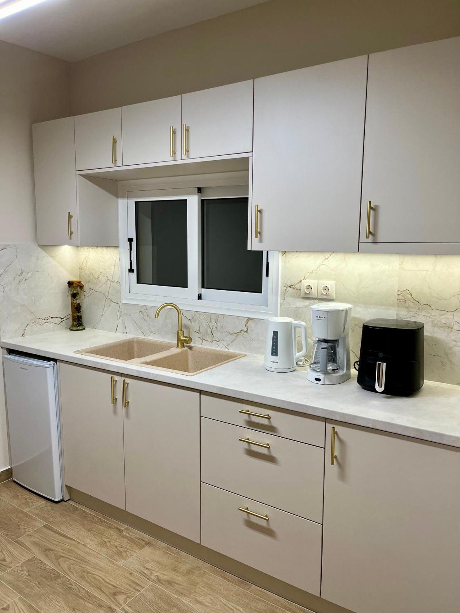 Emerald Luxury Apartments - Ath Airport Spáta المظهر الخارجي الصورة